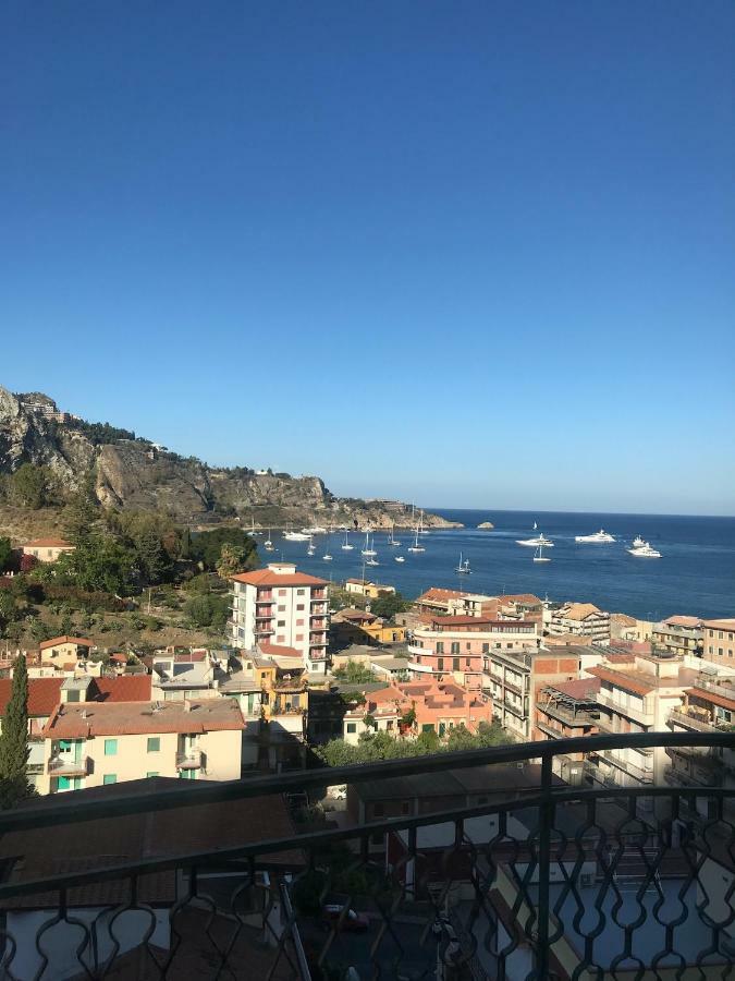 Baia Taormina Apartment จีอาร์ดีนี นักซอส ภายนอก รูปภาพ