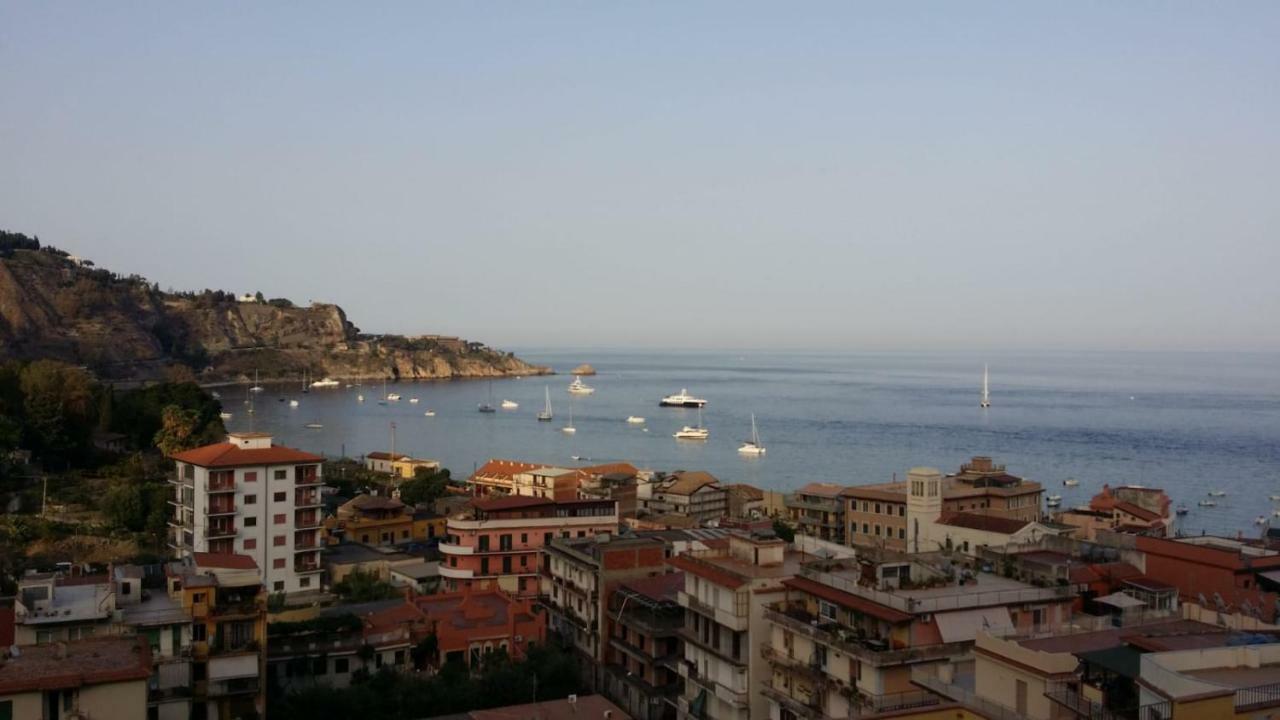 Baia Taormina Apartment จีอาร์ดีนี นักซอส ภายนอก รูปภาพ