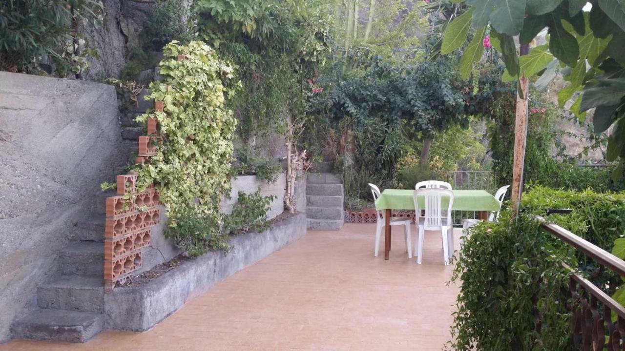 Baia Taormina Apartment จีอาร์ดีนี นักซอส ภายนอก รูปภาพ