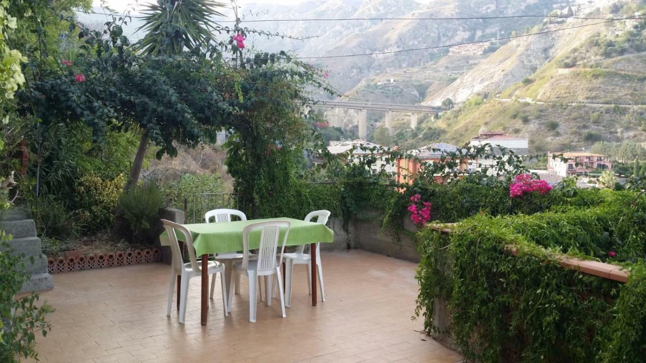 Baia Taormina Apartment จีอาร์ดีนี นักซอส ภายนอก รูปภาพ
